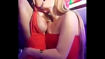 Grandes Tetas Y Grandes Tetas En Una Chica Latina En Una Escena De Besos Apasionados