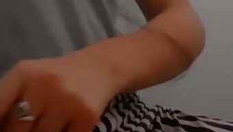 Eine Amateur-Girl Wird In Einem Brutalen Video Gedemütigt Und Geleckt