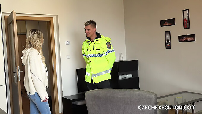 Nadržený Policista Se Nasytí