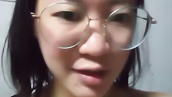 Une Fille Asiatique De 18 Ans Se Masturbe