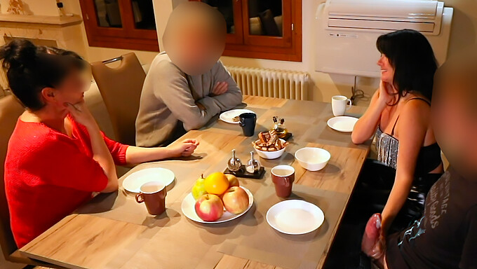 Offentlig Ydmygelse: Se Mig Stryge En Massiv Pik På En Restaurant!