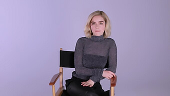 Cabaran Jerk Off Yang Comel Dan Seksi Dengan Kiernan Shipka