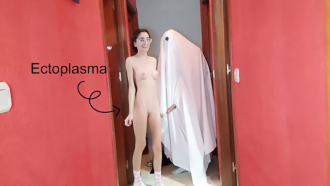 Remaja Hantu Memberikan Blowjob Dalam Video Lucu Dan Seksi Ini