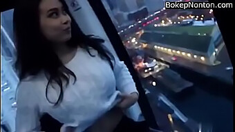 Une Indienne Amateur De 18 Ans Montre Ses Gros Seins En Public