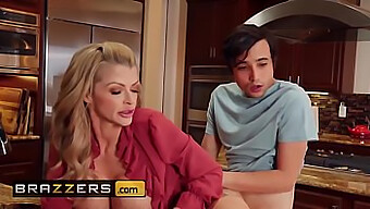 La Mamma Arrapata Joslyn James Si Gode Un Buon Pompino Dall'Amico Di Suo Figlio - Brazzers