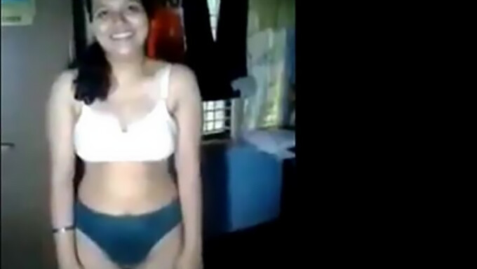 Chica Asiática Muestra Sus Atributos En Este Video Amateur