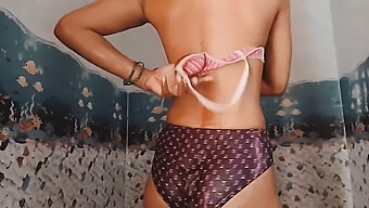 Gadis Desi 18 Tahun Memamerkan Celana Dalam Dan Bra-Nya Dalam Bathing Suit