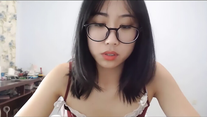 Gadis Asia Memamerkan Vaginanya Yang Ketat Dalam Video Yang Pantas Ini