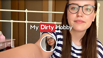 Leni Lizz在镜头前慢慢过渡到完全裸体 - Mydirtyhobby