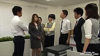 Japanische Frauen Im Büro Werden Von Ihren Chefs Dominiert