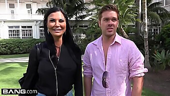 Veľké Prsia A Veľké Prirodzené Prsia: Jasmine Jae V Plážovom Šou