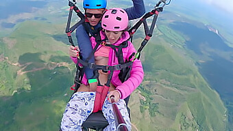 Une Chatte Mouillée Éjacule Dans Le Ciel En Parapente