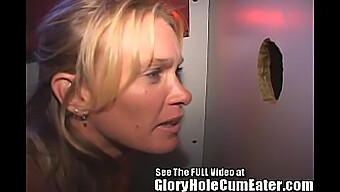 En Sexet Moden Kvinde Modtager En Ubeskyttet Cumshot I En Gloryhole Scene