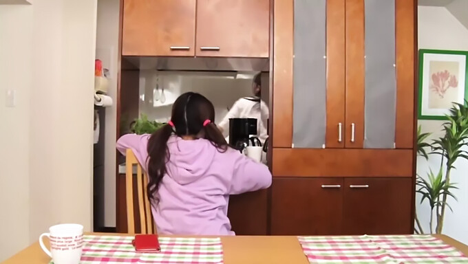 Twee Zussen Delen Een Creampie In Dit Japanse Trio