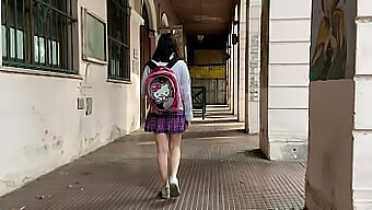 Satisfacendo La Garganta Profunda De Una Caliente Adolescente Latina