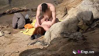 Une Adolescente En Gorge Profonde (18+) Reçoit Une Bouche Pleine De Sperme À La Plage