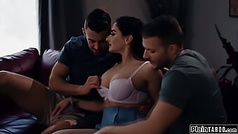 Pula Și Sheena Ryder Într-O Scenă De Deepthroat Și Oral