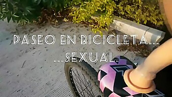 Veľké Prsia A Jazda Na Dildu Na Sexuálnom Bicykli