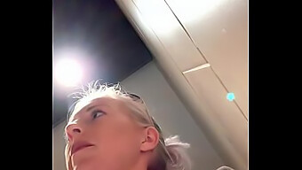 Orgasme De Doigté D'Une Blonde Dans Les Toilettes Publiques