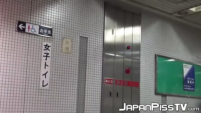 Japanse Dames Betrapt Op Cameralekken In Openbaar Toilet