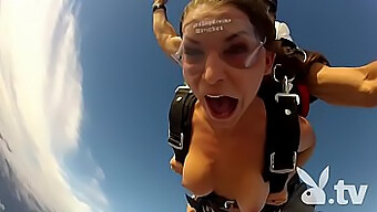 Parachutisme Réservé Aux Membres Avec Un Playboy Twist