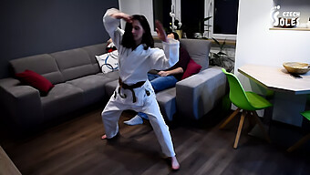 Brun Belle Dominerer Med Karate Fot Og Bdsm