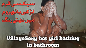 Büyük Doğal Göğüslere Sahip Olgun Bir Pakistanlı Anne Bu Videoda Banyo Yapıyor