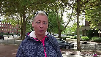 La Mamá Alemana Mandy Tiene Su Culo Apretado Estirado Por Una Polla