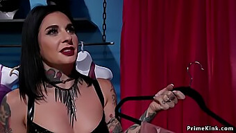 A Dominatrix Femdom Usa Brinquedos Sexuais Em Um Sugar Baby Kinky