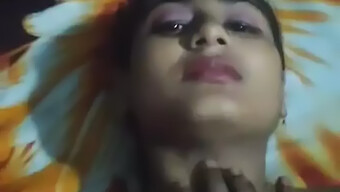 印度bhabhi Rashmi体验了热辣的性爱和紧致的阴道快感