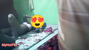 Remaja (18+) Bhabhi Menjolok Cipap Dalam Video Kamera Tersembunyi Yang Menakjubkan