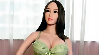 Boneca Asiática Com Biquíni Verde E Seios Enormes É Fodida Por Trás Com Um Brinquedo Sexual