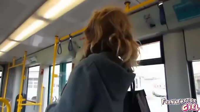 Německá Veřejnost Si Honí Kundičku V Tramvaji Ve Frankfurtu