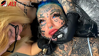 O Fată Frumoasă Tatuată Primește Un Piercing Facial