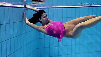 Unterwasser-Schwimmsession Der Jungen Russischen Babe Zlata