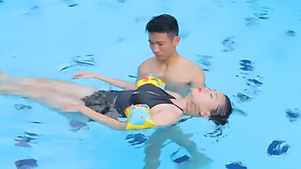 Wie Man Einem Schwimmenden Körper Eine Wassermassage Gibt