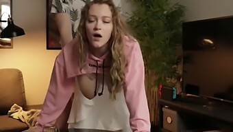 ¡video Casero De Una Tetona Universitaria Con Grandes Tetas!