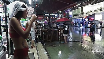 Cô Gái Trẻ Quyến Rũ Nhất Bangkok (18+) Trong Một Video Camera Ẩn