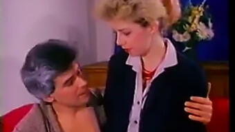 Sarışın Bomba, Retro Porno Videosunda Ağzı Sulandıran Bir Sakso Çekiyor