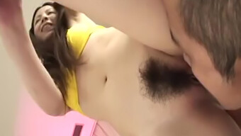 Die Asiatische Schönheit Rika Koizumi Gibt Sich Einem Haarigen Blowjob Und Lecken Hin