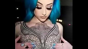 Une Beauté Tatouée Aux Gros Seins Se Fait Baiser