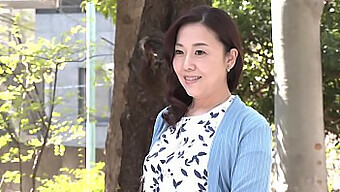 日本妻子kazumi Nakagishi的第一次射精