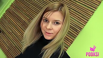 Blond Nastolatka Elizabeth J Rozbiera Się I Pozuje Nago Na Pooksi.Com.