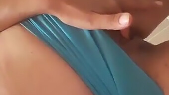 Chica Turca Disfruta De Una Paja Y Come Coño En La Ducha