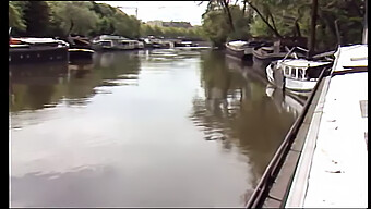 Vue D'Un Voyeur Sur Les Gens Du Bateau