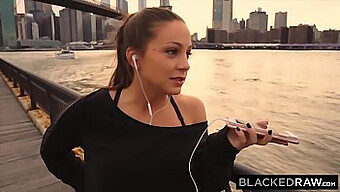 Abigail Mac Får Slikket Sine Store Naturlige Bryster Og Anus I En Interracial Pornovideo