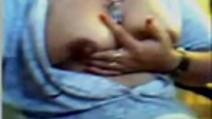 Fille Arabe En Webcam Affiche Ses Gros Seins