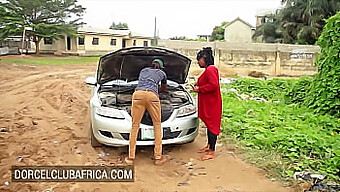 Une Femme Noire Aux Gros Seins Paie Pour Le Travail D'Un Bon Mécanicien Avec Une Fellation Sauvage